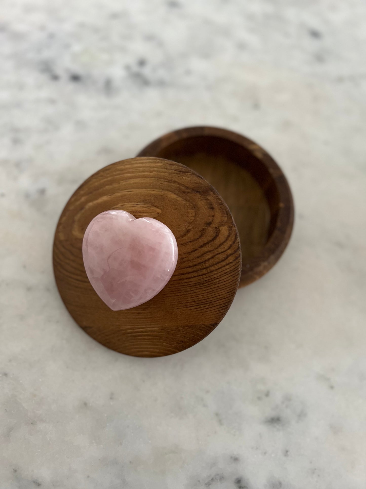 Round Box wooden-style with Rose quartz